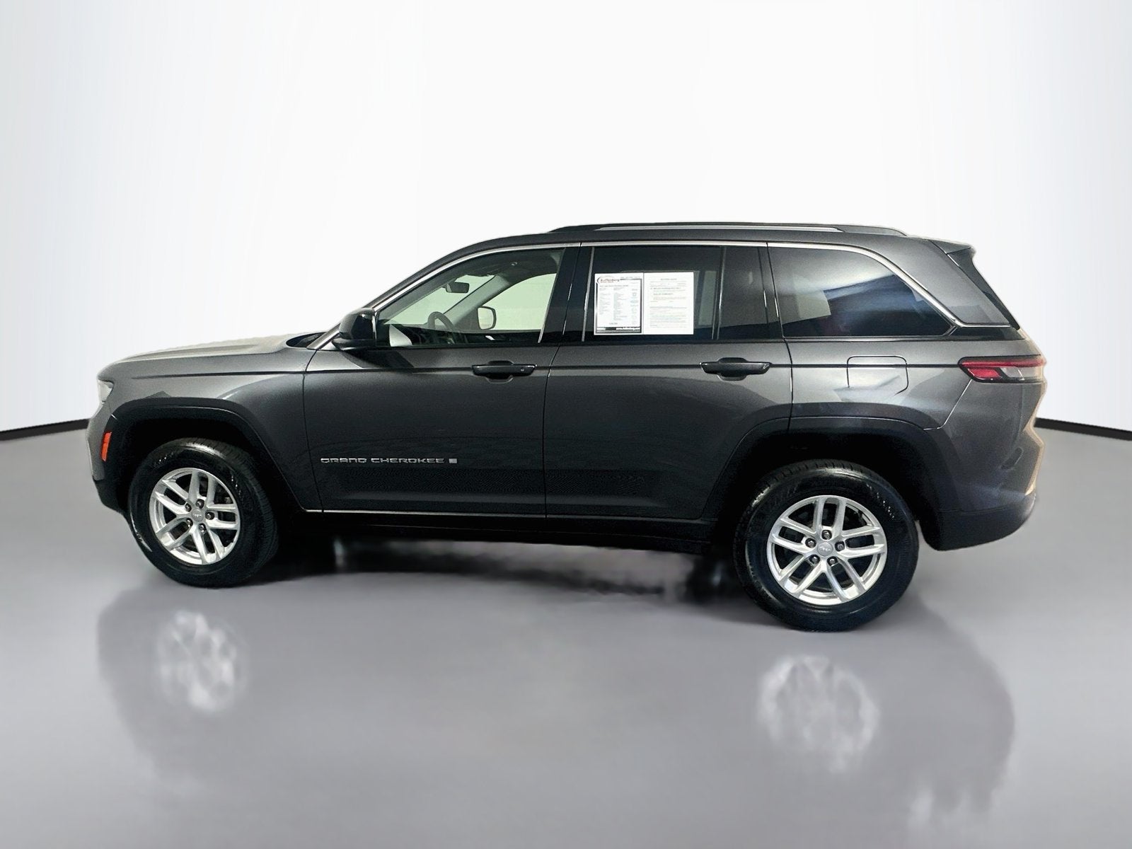 2023 Jeep Grand Cherokee Laredo 4x4
