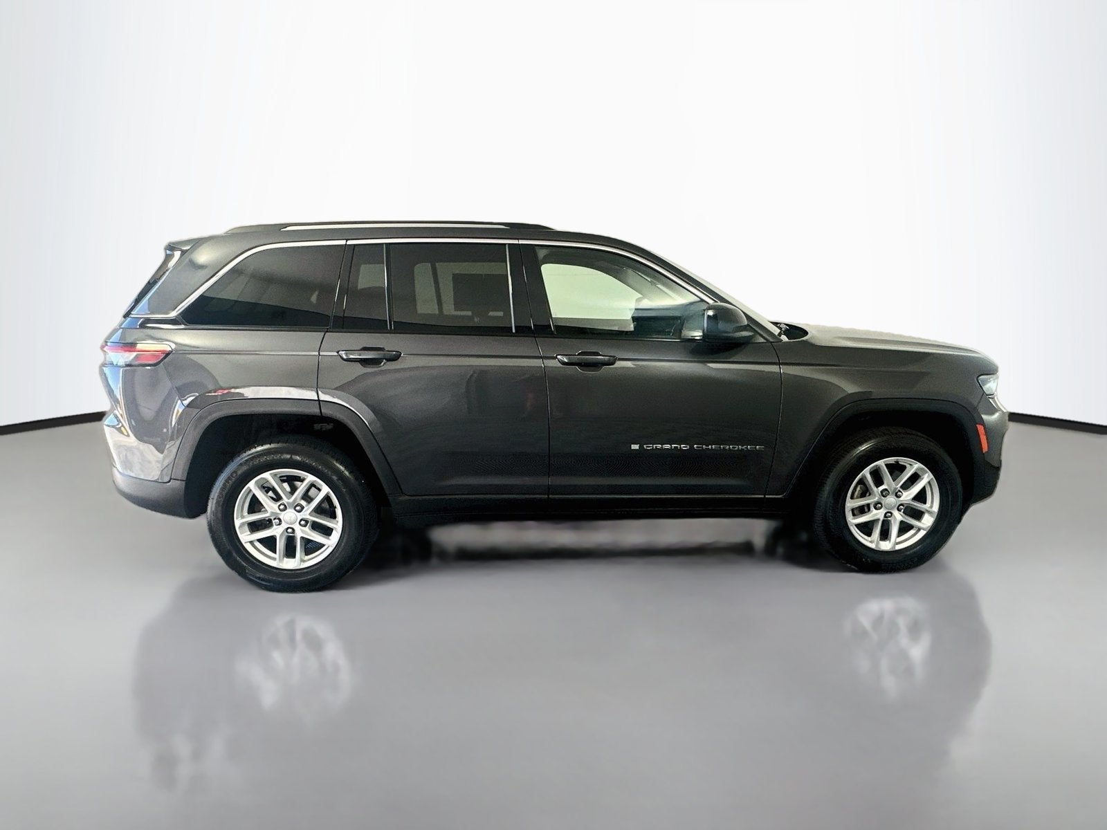2023 Jeep Grand Cherokee Laredo 4x4