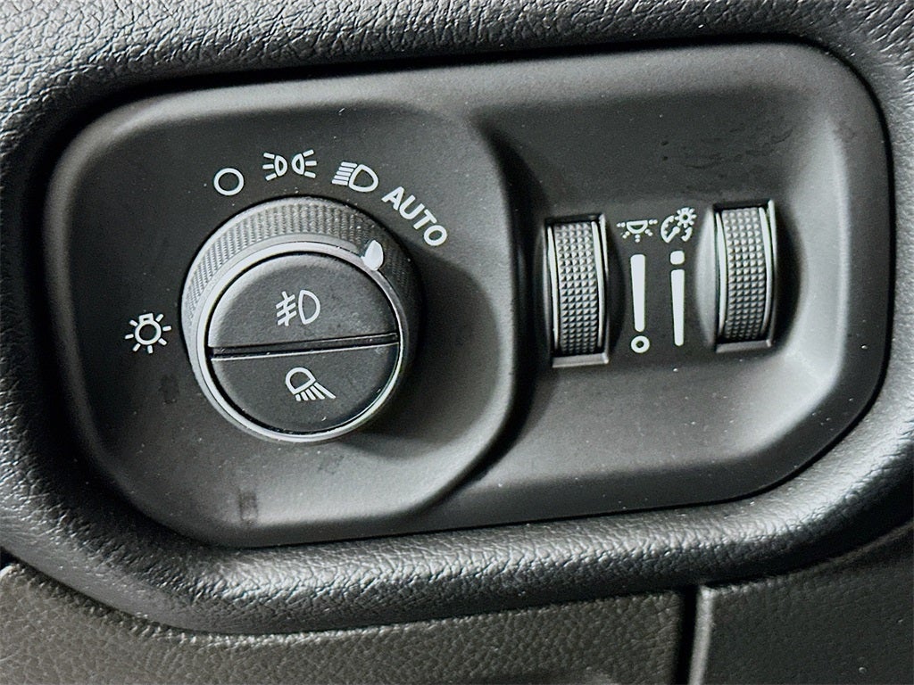 2019 RAM 1500 Laramie Crew Cab 4x4 5'7' Box