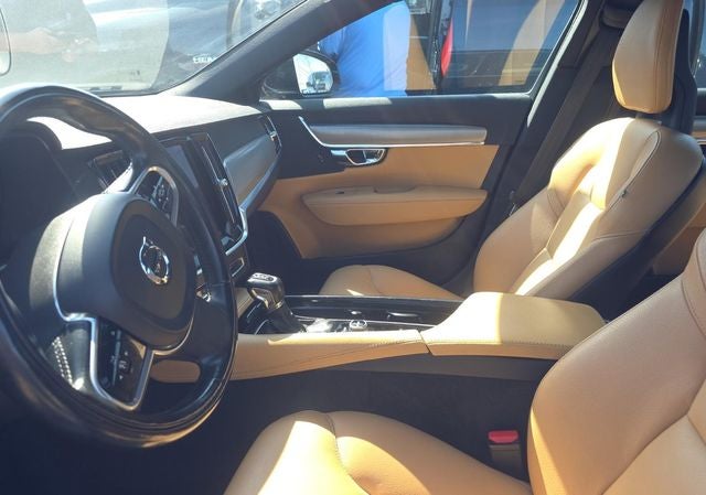 2017 Volvo S90 T6 Momentum