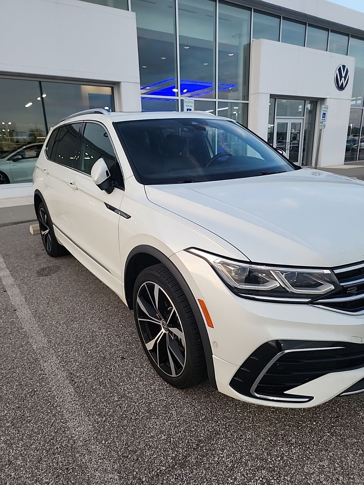 2023 Volkswagen Tiguan SEL R-Line